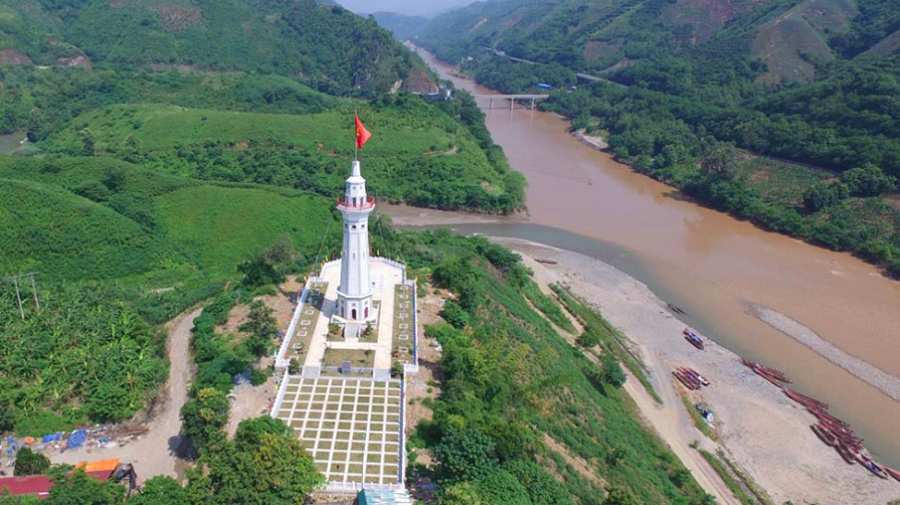Ghé thăm cột cờ Lũng Pô nơi giáp biên giới Trung Quốc